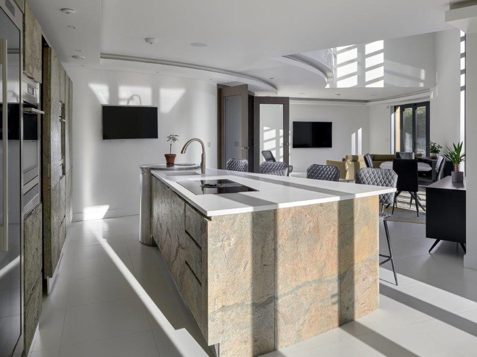 Griffon House, Surrey — view 9