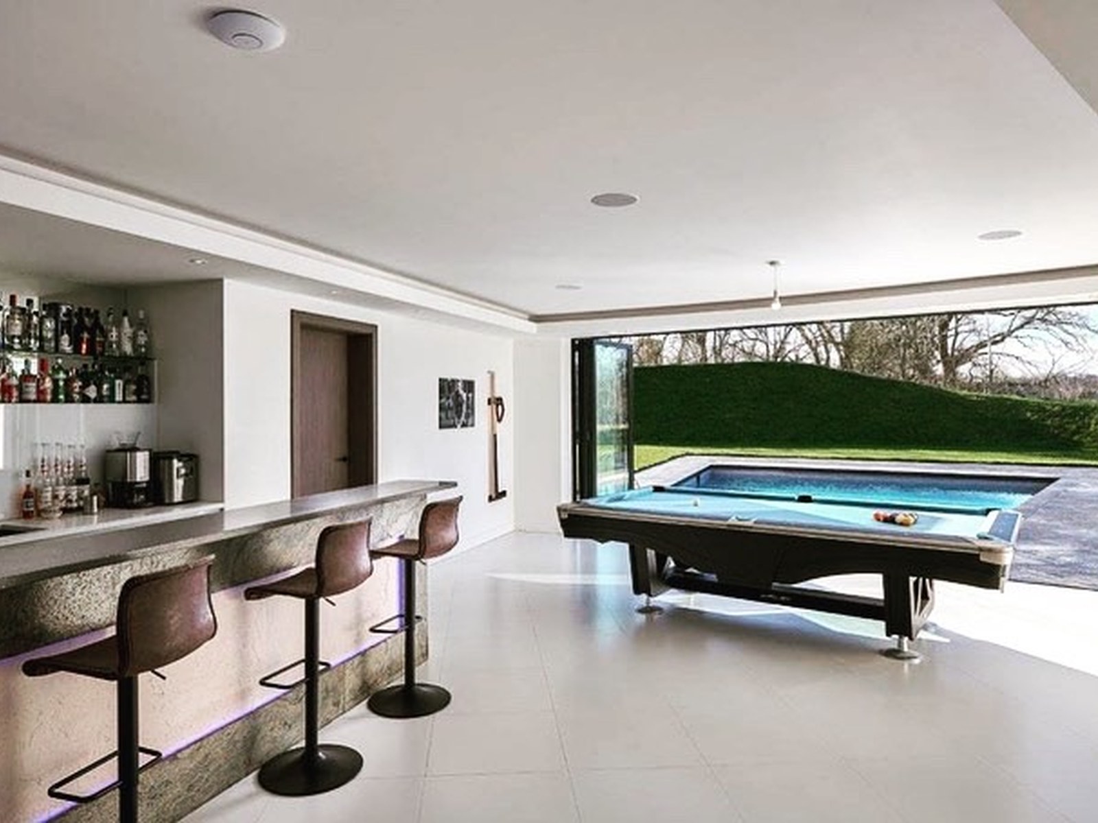 Griffon House, Surrey — view 10